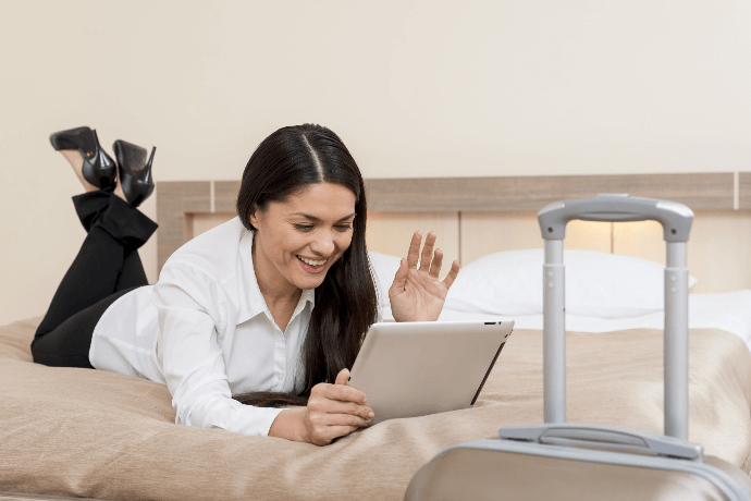 Mujer en hotel utilizando tablet para reservas onlinede estas Mujer en hotel utilizando tablet para reservas online