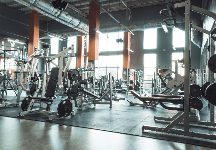 Gimnasio moderno con equipo de entrenamiento de fuerza Gimnasio moderno con equipo de entrenamiento de fuerza