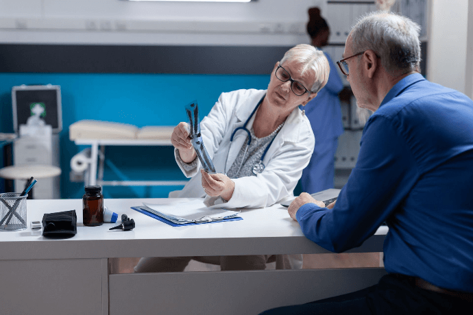 Doctor explicando tratamiento a paciente en consulta médica Doctor explicando tratamiento a paciente en consulta médica