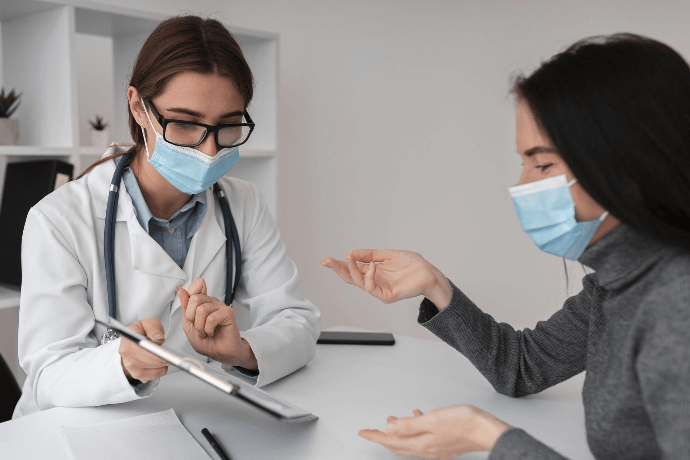 Paciente recibiendo feedback del doctor durante consulta Paciente recibiendo feedback del doctor durante consulta
