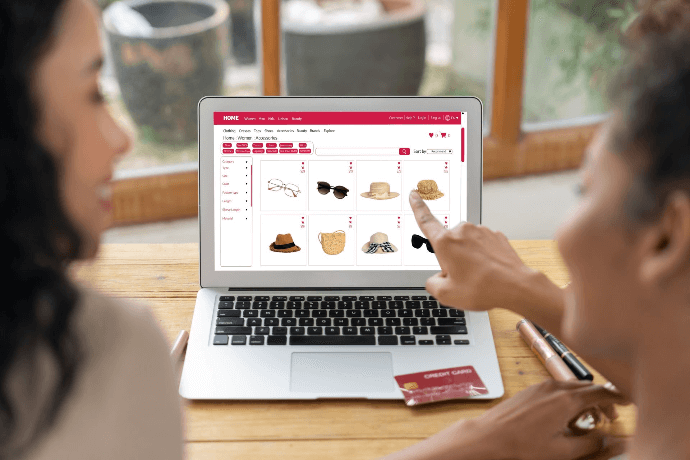 Dos personas personalizando tienda online en ordenador, personalización Shopify Dos personas personalizando tienda online en ordenador, personalización Shopify