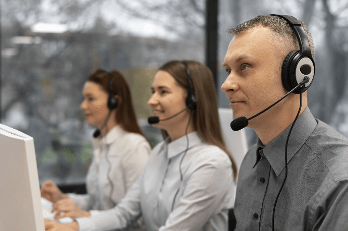 Equipo de soporte técnico con auriculares, soporte continuo Shopify Equipo de soporte técnico con auriculares, soporte continuo Shopify