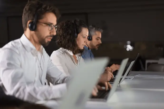 Equipo de soporte técnico trabajando en ordenadores, soporte y mantenimiento Shopify Equipo de soporte técnico trabajando en ordenadores, soporte y mantenimiento Shopify